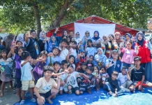 Mendongeng dan Bermain Isi Kegiatan Literasi Psikososial Anak Desa Sade