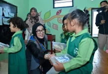 Cegah Stunting, GEMARIKAN NTB Bagikan 250 Paket Olahan Ikan untuk Anak