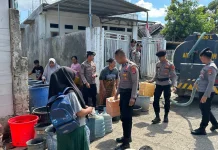 Polres Bima Kota Salurkan Air Bersih di Lingkungan Bina Baru