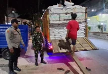 Polisi Kawal Penyaluran Beras, 403 Warga Desa Leu Terima Bantuan