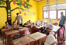 Bhabinkantibmas Polres Bima Kabupaten Pastikan MBG Aman sebelum Disantap