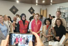 Putri Mahkota Swedia Victoria Puji Kacang Mete dan Minuman Serai NTB