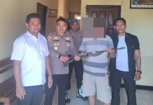Warga Bima Serahkan Senjata Laras Panjang Secara Sukarela ke Polsek Langgudu