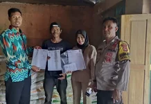 Kawal Bantuan Beras, Bhabinkamtibmas Donggo Titip Pesan Kamtibmas