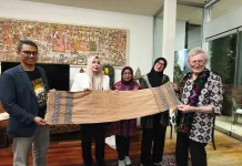 Dari Australia ke Lombok, Kain Pesujudan Berusia Seabad Jadi Koleksi Museum NTB