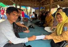 Tanamkan Kepedulian, SMAN 3 Mataram Libatkan Siswa Bantu Korban Kebakaran Sade