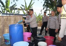 Polres Lombok Timur Salurkan Air Bersih untuk Warga Lando