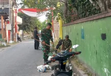 Menjaga Rembige Barat Tetap Bersih, saat Babinsa dan Warga Menyatukan Langkah