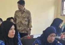 Unram Latih Guru SMPN 2 Jonggat Susun Proposal PTK dan Artikel Ilmiah