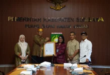 Kemenkum NTB Serahkan Sertifikat KIK Motif Tenun Kre Alang kepada Pemkab Sumbawa