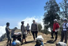 Patroli Gabungan Polsek Sembalun dan TNGR Cegah Karhutla di Rinjani