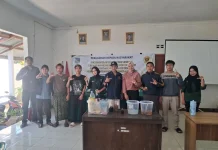 Dosen FMIPA Dorong warga Karang Bayan ciptakan Produk Lilin Aromaterapi Ramli