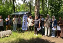 Dosen Unram Dampingi KTH Mur Semalang Terapkan SOP Pemanenan Madu Apis cerana