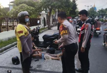 Pengendara Tabrak Pot di Jalan Airlangga hingga Terjatuh, Polisi Evakuasi