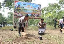 Polres Lombok Timur Gelar Bakti Persada Polda NTB, Bangun Sumur Bor dan Tanam Pohon