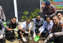 Hijaukan Lingkungan, Polres Bima Kota Tamam Pohon