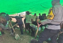 Tak Hanya Hadir saat Aman, Polisi juga Hadir saat Warga Berduka
