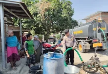 Polisi dan BPBD Salurkan Air Bersih di Penyaring