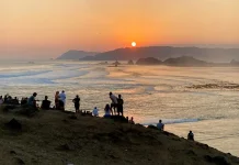 Pesona Sunset di Bukit Merese: Lautan Cahaya Senja di Mandalika, Lombok