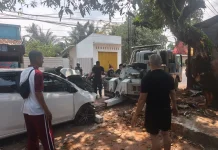 Kecelakaan Tunggal di Gunungsari, Mobil Ayla Ringsek Tabrak Pohon