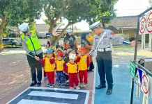 Polisi Kenalkan Rambu dan Lampu Lalu Lintas ke Siswa TK Lentera Hati Mataram