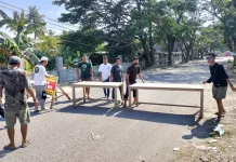 Protes Debu Proyek, Warga Blokir Jalan Depan RSUD Sering