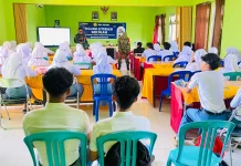 Babinsa Sekotong Berbagi Literasi dan Informasi Rekrutmen TNI