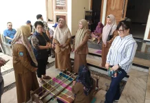 Tim TPID Sulawesi Utara Kagumi Ragam Produk Tenun Kota Bima