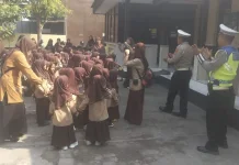 TK Al-Hamidi Pagutan Belajar Tertib Lalu Lintas di Polsek Mataram