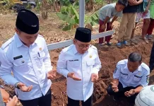 Bupati Najmul Letakkan Batu Pertama Kantor Desa Persiapan Pancor Mas