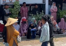Usai Aspal Jalan Sendiri, Warga Seruduk Kantor DPRD Kabupaten Bima