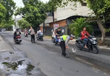 Tumpahan Oli Bikin Jalan Licin, Polisi Amankan Jalur Merdeka Raya