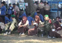 Momen Humanis HUT TNI, Babinsa Disuapi Siswi Pramuka