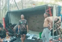 Truk Pengangkut Buah Terguling di Tanjakan Danataraha