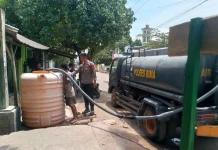 Kemarau Panjang, Polres Bima Kabupaten Salurkan 5.000 Liter Air