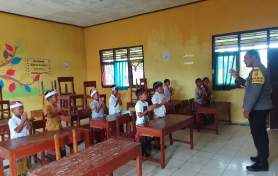 Isi Kekosongan, Bhabinkantibmas di Pelosok Tambora Nyambi Jadi Guru Agama Hindu