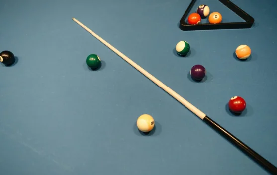 Ini Jenis Stik atau Cue pada Billiards yang Perlu Kamu Ketahui