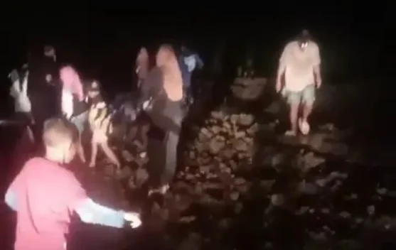 Banjir Tutup Ruas Jalan, Warga Terpaksa Berjalan Kaki