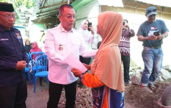 Wali Kota Bima Serahkan Bantuan Bedah Rumah di Kelurahan Paruga