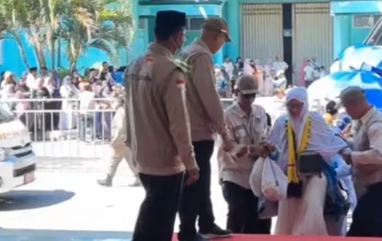 Jemaah Haji Kloter 5 Kota Mataram Tiba di Asrama Haji Lingkar Selatan