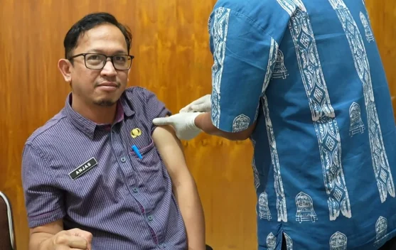 RSUD Soedjono Selong Laksanakan Vaksinasi MR bagi Karyawan