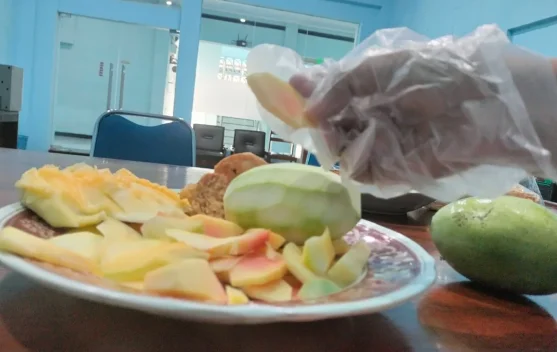 Sarung Tangan Plastik saat Makan Belum Tentu Lebih Higienis