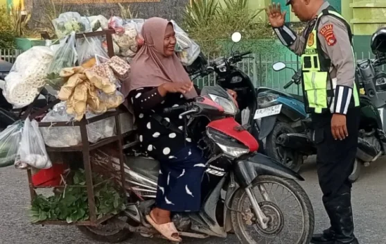 Polsek Rasanae Barat Ingatkan   Keselamatan Berlalu Lintas kepada Pengguna Jalan