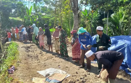 TNI dan Warga Gotong Royong Bangun Jembatan Armco di Aik Bual