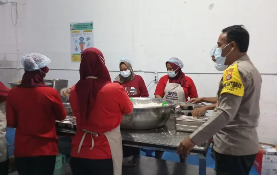 Dukung Generasi Sehat, Bhabinkamtibmas Monitoring Operasional SPPG di Bolo
