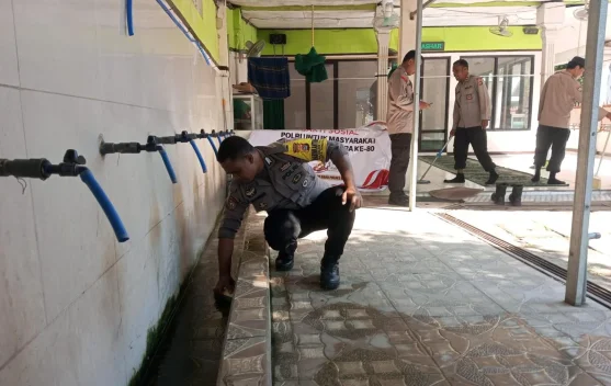 Semangat Pengabdian Bhayangkara, Polisi Bersihkan Tempat Ibadah dan Lingkungan
