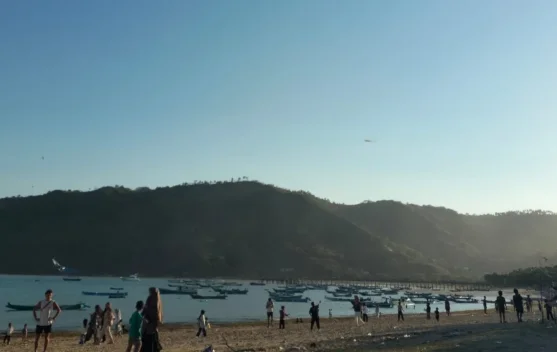 Pantai Mandalika, Lokasi Favorit Menikmati Sunset Bersama Keluarga