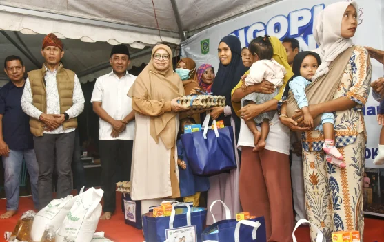 Ngopi Bareng Warga Wawo, Bupati dan Wabup Salurkan Bantuan