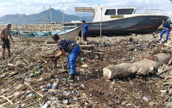 Jaga Kelestarian Laut, Satpolairud Polres Bima Bersihkan Sampah di Dermaga Bajo