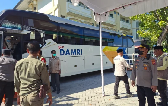 Polsek Ampenan Kawal Kepulangan Kloter Terakhir Jemaah Haji NTB 2026